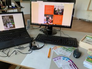 Ein Schreibtisch mit einem Bildschirm und einem Laptop