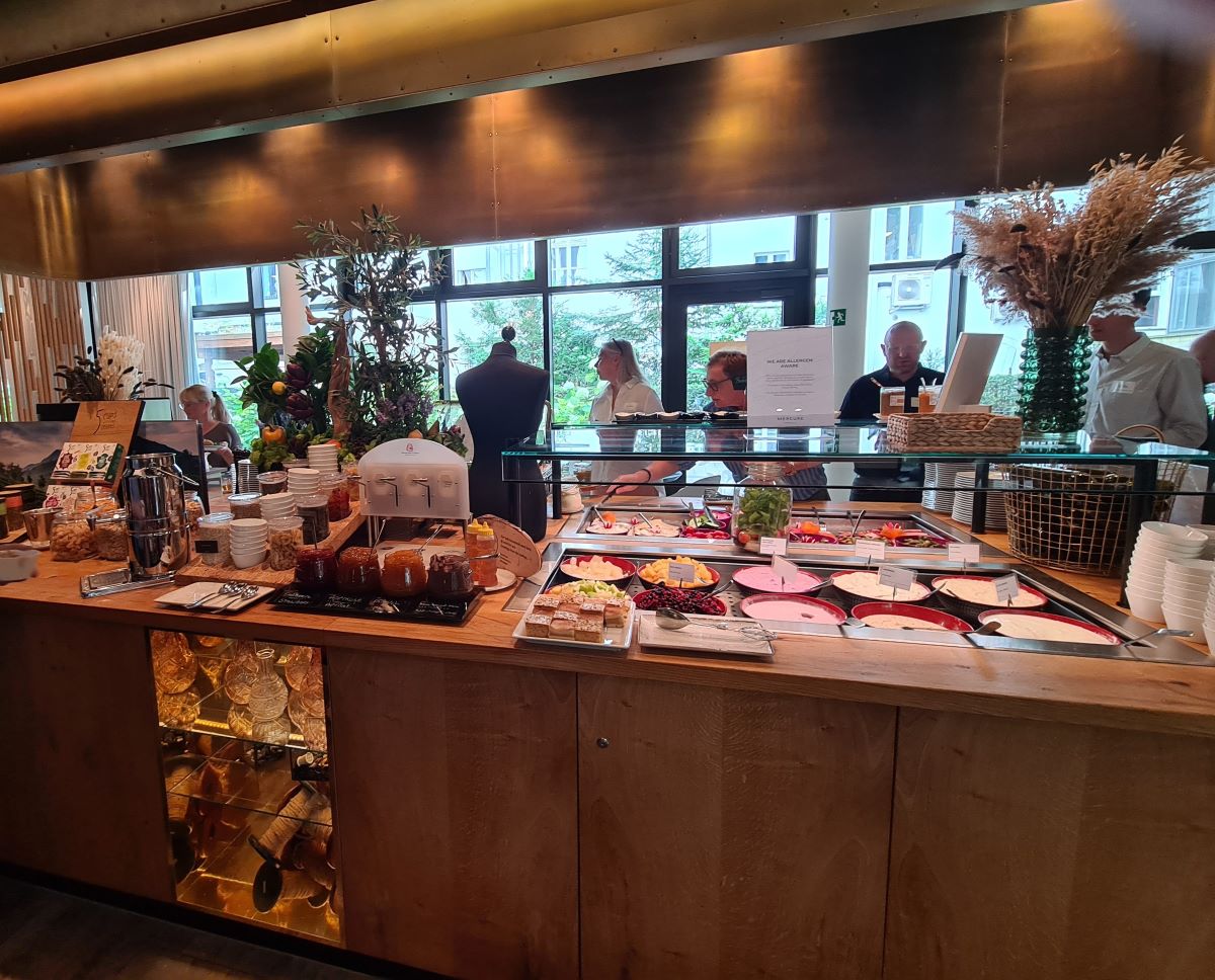 Ein Frühstücksbuffet mit Marmeladen, Joghurts und Früchten